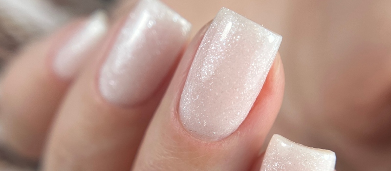 Nagels met Magnetic blushes voor een natuurlijke nagellook