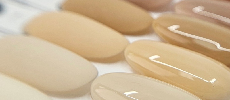 Verschillende nude kleurstalen van Magnetic blushes voor een natuurlijke nagellook
