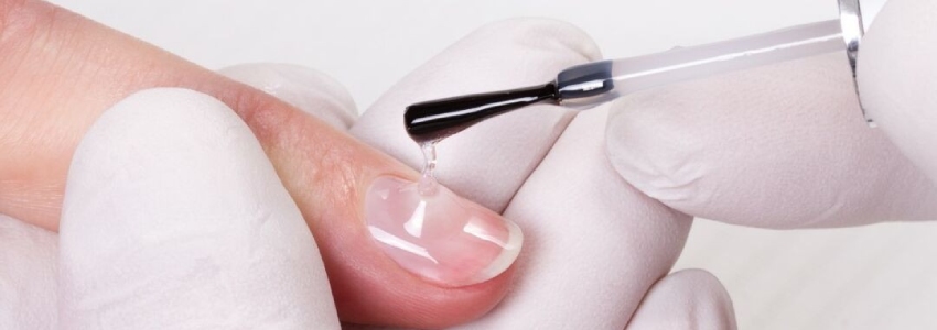 Perfecte nagels met Magnetic gel in een flesje Close-up van vingernagel die voorzien wordt van een laagje Magnetic gel.
