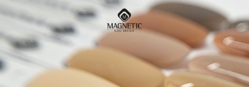 Magnetic gels in een flesje: de basis voor perfect gestylde nagels Logo Magnetic met op de achtergrond diverse tinten gels.