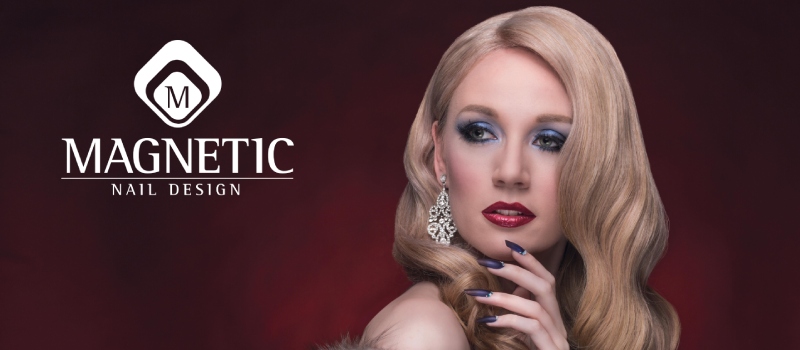 Blonde vrouw met verzorgde nagels kijkt naar het Magnetic logo links.