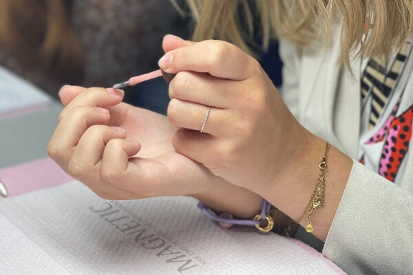 De natural nail treatment cursussen worden uitgevoerd met de producten van Magnetic Blushes.